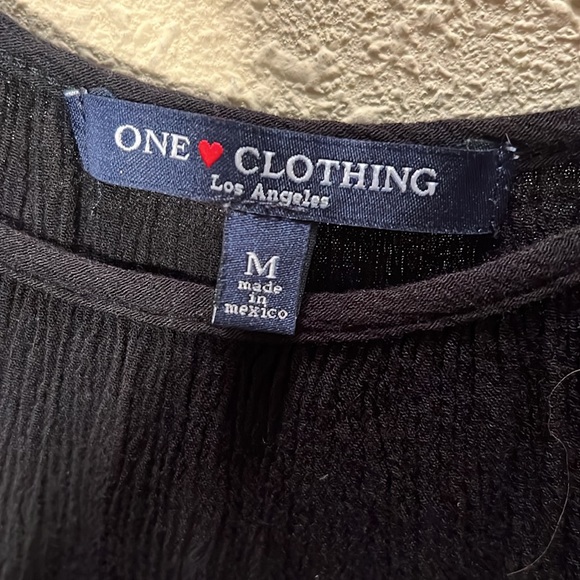 Black Cold Shoulder flowy loose crop tank - Picture 4 of 6